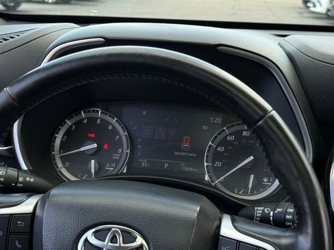 Used 2022 Toyota Highlander XSE image 6