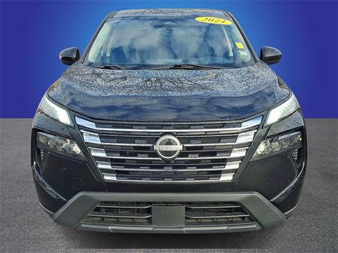 Used 2024 Nissan Rogue SV image 2