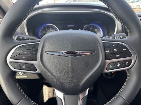 Used 2025 Chrysler Pacifica Select image 30