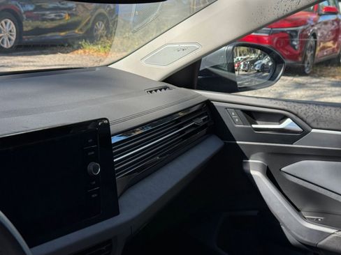 Used 2025 Volkswagen Jetta SE image 30