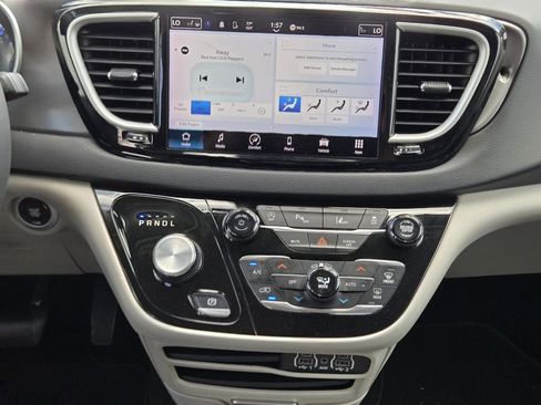 Used 2023 Chrysler Pacifica Touring-L image 22