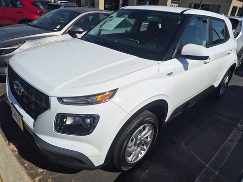 Used 2026 Hyundai Venue SE FWD image 2