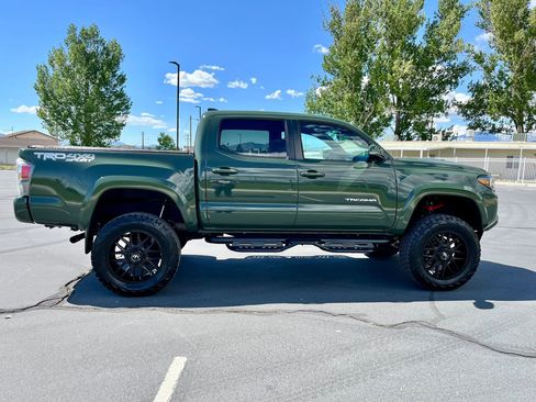 Used 2021 Toyota Tacoma TRD Sport w/ TRD Premium Sport Package AWD/4WD image 6