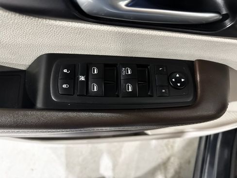 Used 2020 Chrysler Pacifica Touring w/ Advanced Safetytec Group FWD image 18