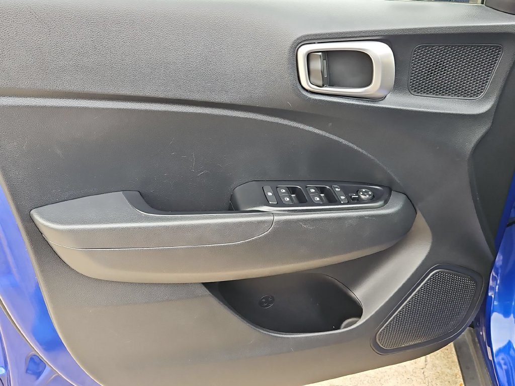 Used 2025 Hyundai Venue SEL FWD image 11