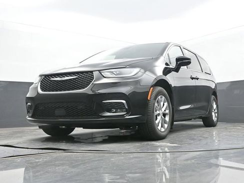 New 2026 Chrysler Pacifica Limited w/ Uconnect Theater Family Group image 52