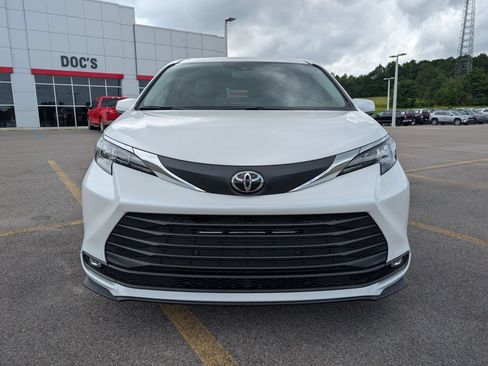 New 2026 Toyota Sienna XLE FWD image 15