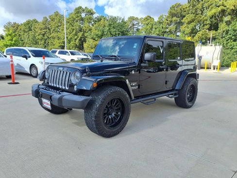 Used 2016 Jeep Wrangler Unlimited Sahara w/ Connectivity Group AWD/4WD image 3