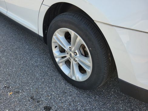 Used 2018 Ford Taurus SE FWD image 26