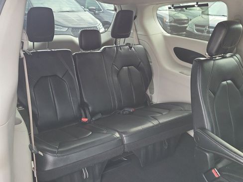Used 2022 Chrysler Pacifica Touring-L FWD image 22