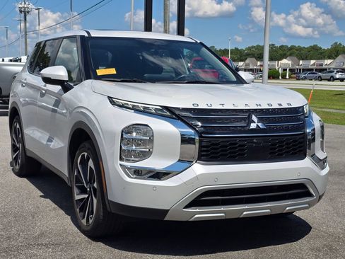 Used 2024 Mitsubishi Outlander SE FWD image 1
