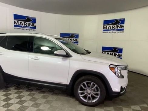 Certified 2024 GMC Terrain SLT w/ Infotainment Package II image 3