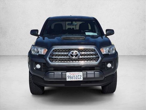 Used 2017 Toyota Tacoma TRD Sport RWD image 2