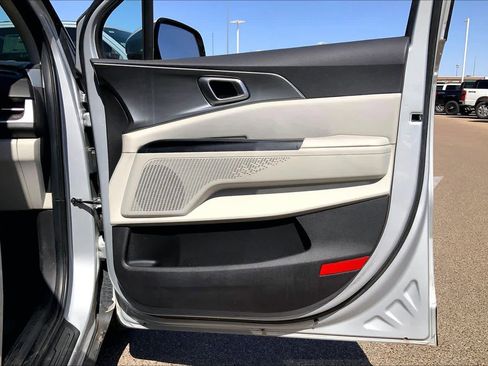 Used 2022 Kia Carnival LX FWD image 23