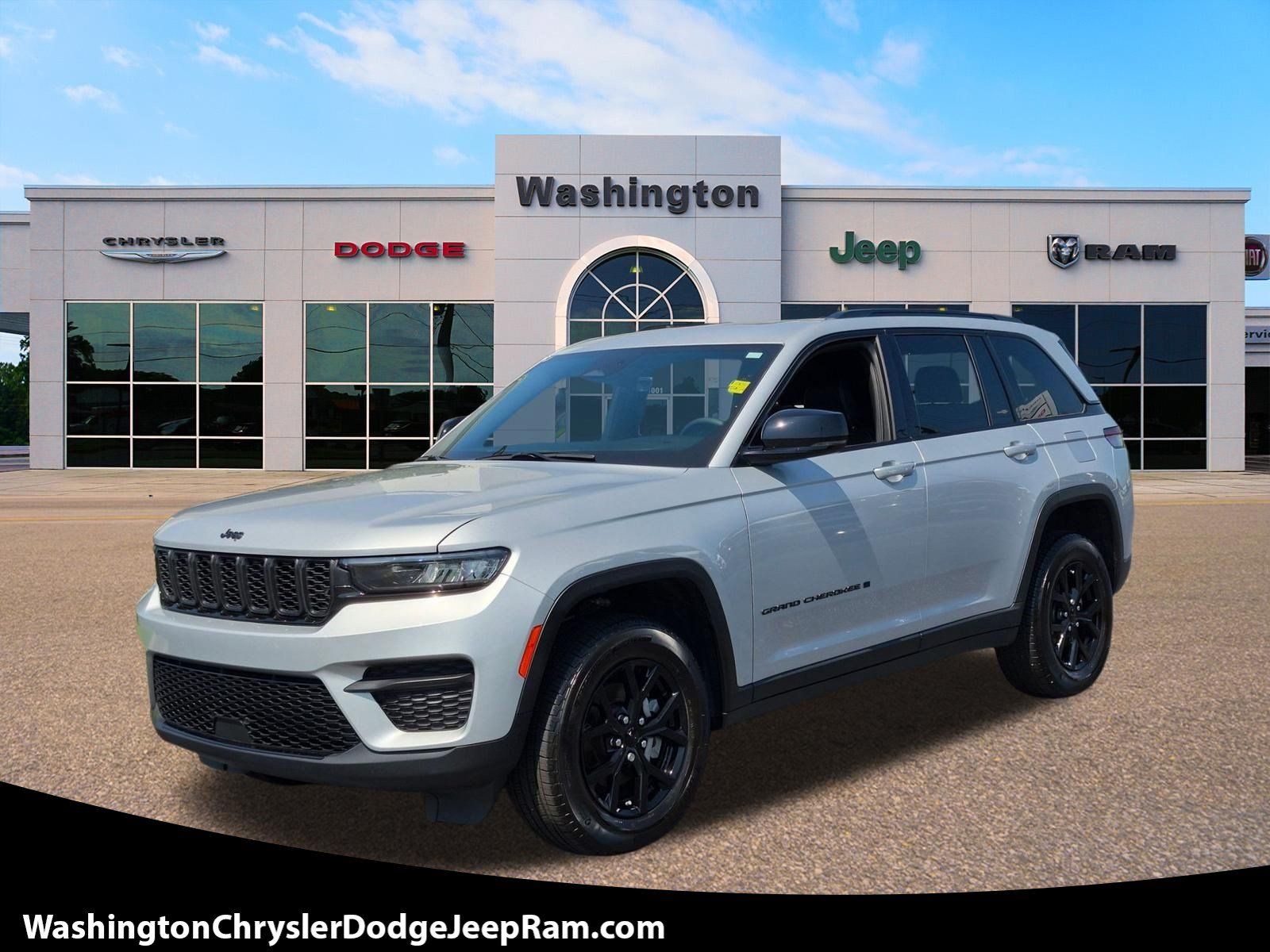 Used 2025 Jeep Grand Cherokee Altitude AWD/4WD image 1