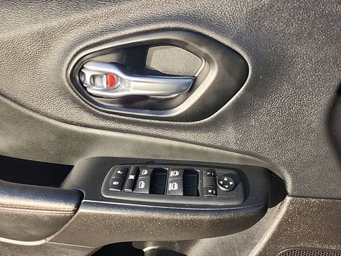 Used 2022 Jeep Cherokee Trailhawk w/ Comfort/Convenience Group AWD/4WD image 30