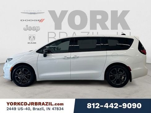 New 2026 Chrysler Pacifica Select image 2