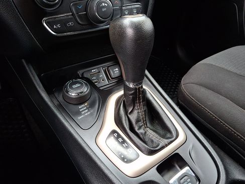 Used 2017 Jeep Cherokee Latitude w/ Cold Weather Group image 22