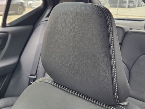 Used 2025 Volvo XC40 B5 Plus image 23