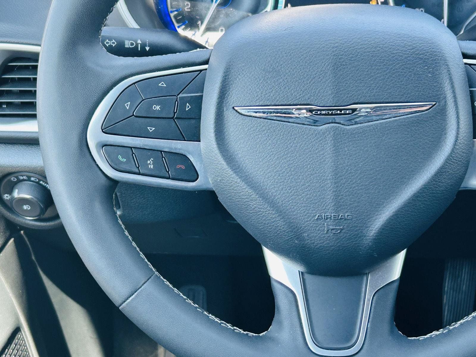 Used 2025 Chrysler Pacifica Select FWD image 17