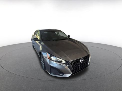 Used 2025 Nissan Altima 2.5 SV image 3
