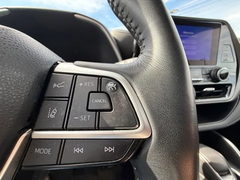 Used 2023 Toyota Highlander XLE AWD/4WD image 23