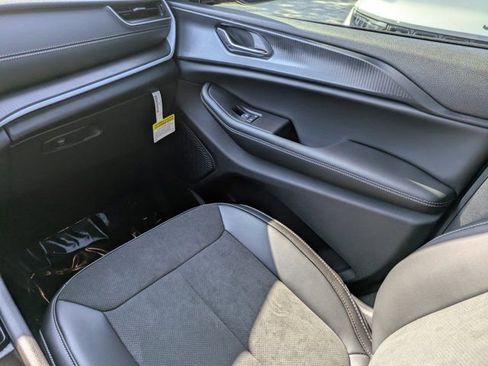 New 2025 Jeep Grand Cherokee L Laredo image 15