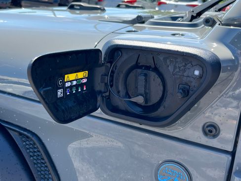 Used 2023 Jeep Wrangler Unlimited w/ Sun & Screen Package AWD/4WD image 15