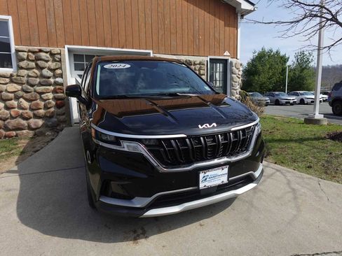 Used 2024 Kia Carnival EX image 3