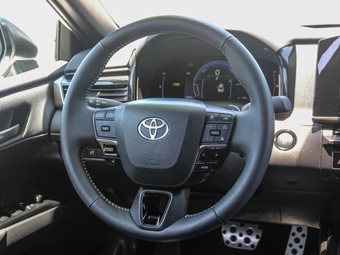 Used 2025 Toyota Camry SE w/ Convenience Package FWD image 15