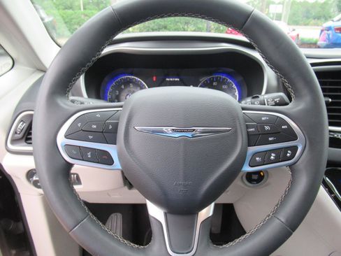 Used 2023 Chrysler Pacifica Touring-L FWD image 22