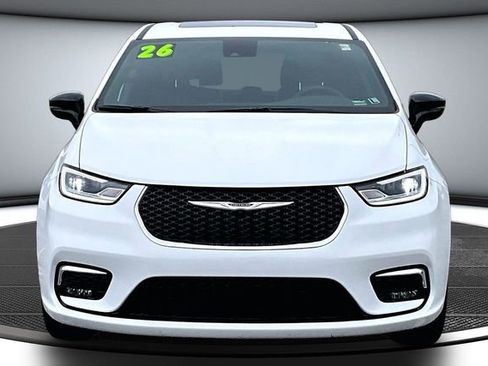 Used 2026 Chrysler Pacifica Limited FWD image 2