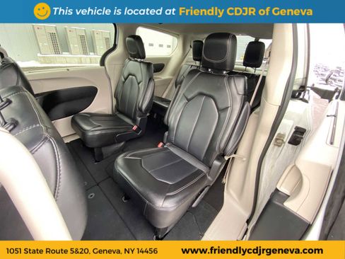 Used 2024 Chrysler Pacifica Touring-L image 11