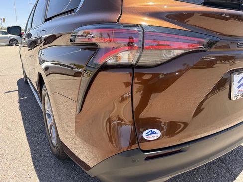 Used 2021 Toyota Sienna XLE FWD image 12