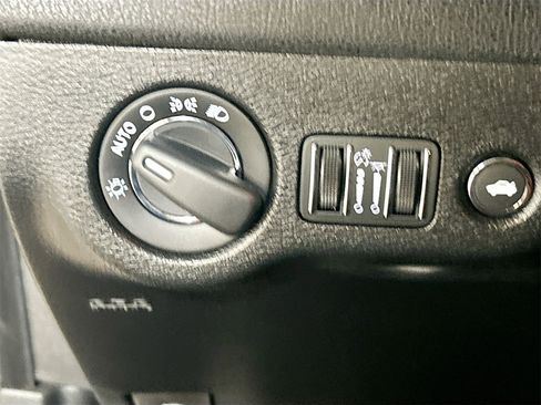 Used 2023 Chrysler 300 Touring w/ Sport Appearance Package image 10