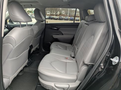 Used 2023 Toyota Highlander XLE image 19