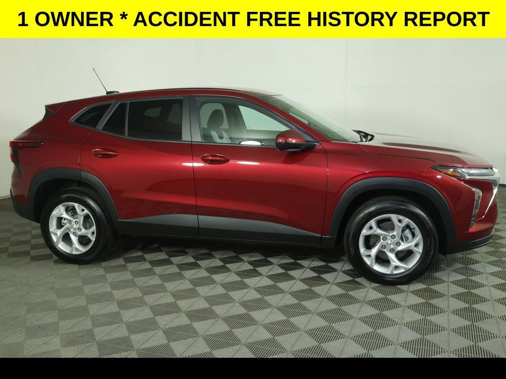 Used 2025 Chevrolet Trax LS w/ LS Convenience Package FWD image 2