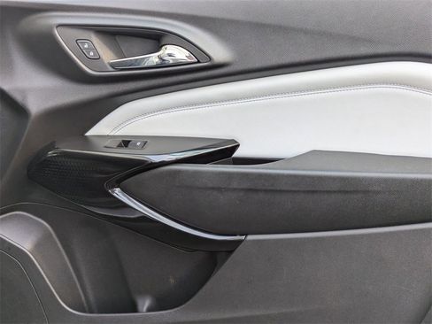 Used 2025 Chevrolet Trax LT w/ LT Convenience Package image 32