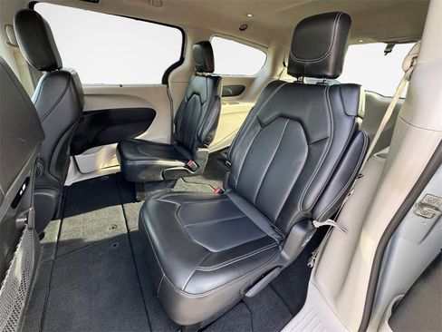 Certified 2024 Chrysler Pacifica Touring-L image 27