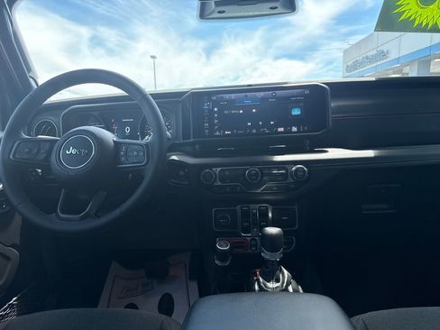 Used 2026 Jeep Wrangler Unlimited Rubicon AWD/4WD image 23
