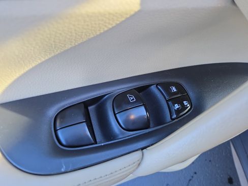 Used 2017 Nissan Rogue SL w/ SL Premium Package image 15