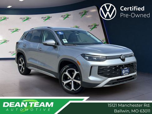 Certified 2025 Volkswagen Tiguan SE FWD image 1