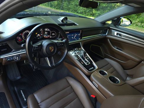 Used 2022 Porsche Panamera 4 Platinum Edition AWD/4WD image 2