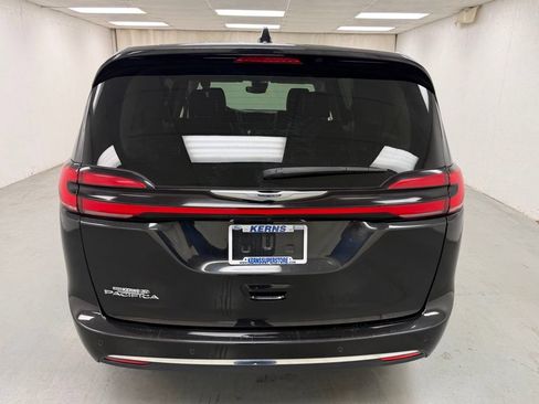 Used 2023 Chrysler Pacifica Touring-L FWD image 4