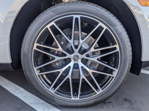 Certified 2025 Porsche Macan AWD/4WD image 12
