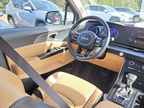 Used 2024 Kia Carnival LX image 22