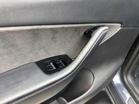 Used 2020 Tesla Model Y Long Range AWD/4WD image 32