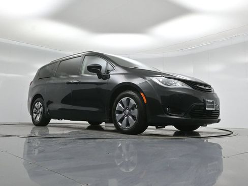 Used 2018 Chrysler Pacifica Limited w/ Advanced Safetytec Group FWD image 47