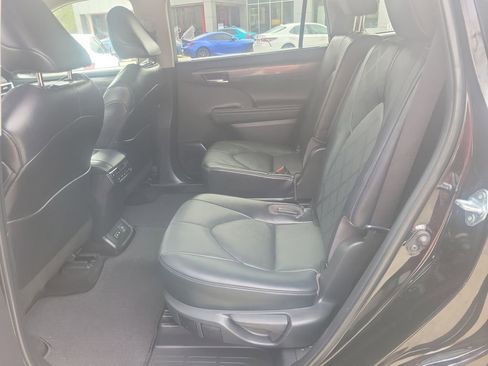 Used 2023 Toyota Highlander Platinum image 17