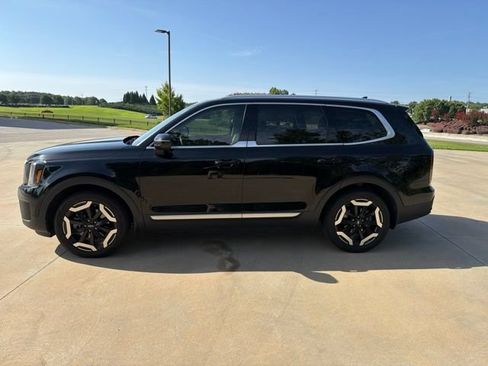 Used 2024 Kia Telluride EX w/ EX Captain's Chair Package FWD image 7